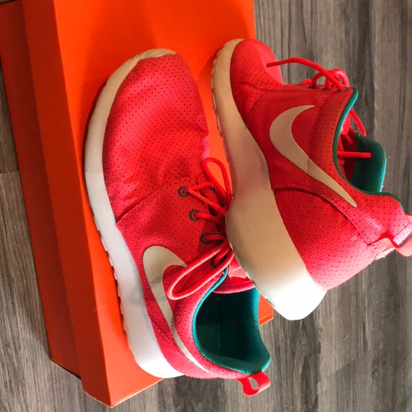 Nike Roshe Pink Women’s - Picture 1 of 5